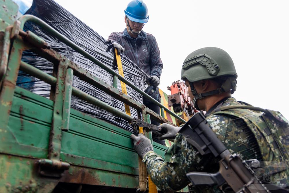 官兵實施繫固作業。（軍聞社記者蔡枋澐攝）