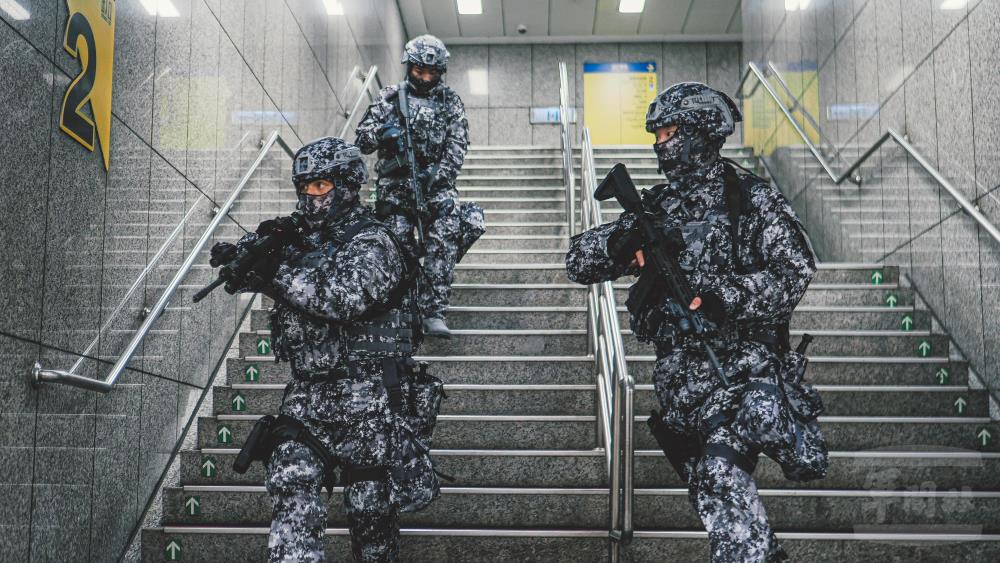 官兵採戰術機動，藉地下化設施、通道所具備的掩蔽、防護優勢，迅速移動。（軍聞社記者陳軍均攝）