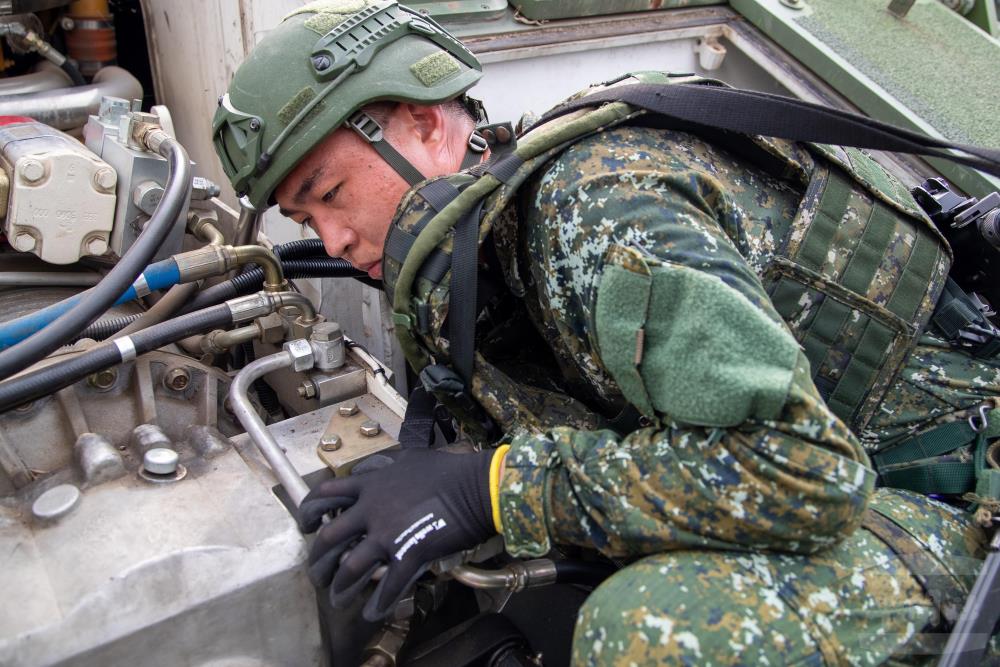 保修人員進行CM-32裝步戰鬥車相關零件組復。（軍聞社記者王進福攝）