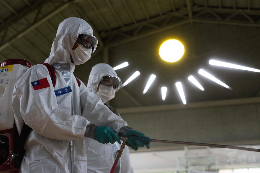 官兵協助校園消毒，杜絕災後疫病滋生。（軍聞社記者吳東昇攝）