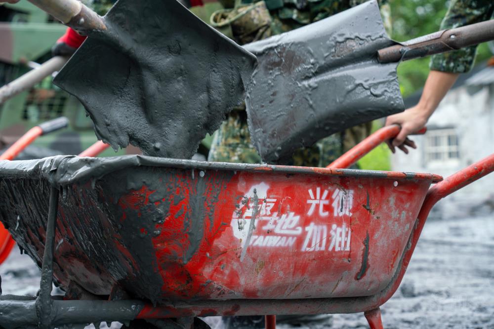 官兵協助民眾家屋清淤。（軍聞社記者薛皓文攝）