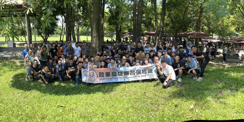 陸軍四支部高雄聯保廠家庭日合影。（陸軍第八軍團提供）