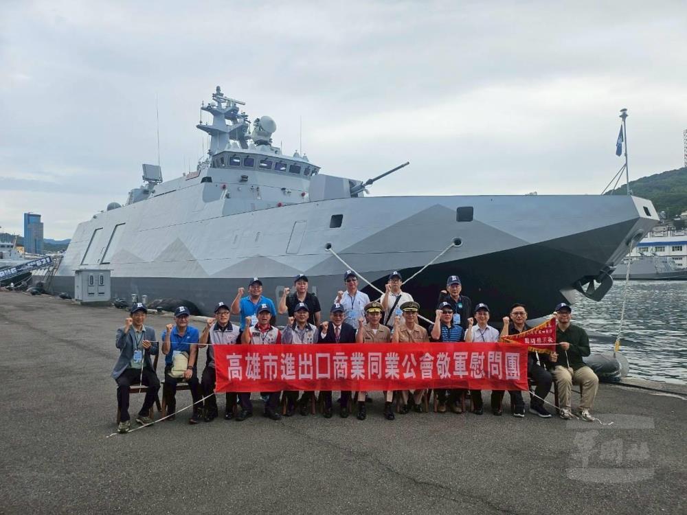 高雄市進出口商業同業公會敬軍團與海軍131艦隊官兵合影。（軍友社提供）
