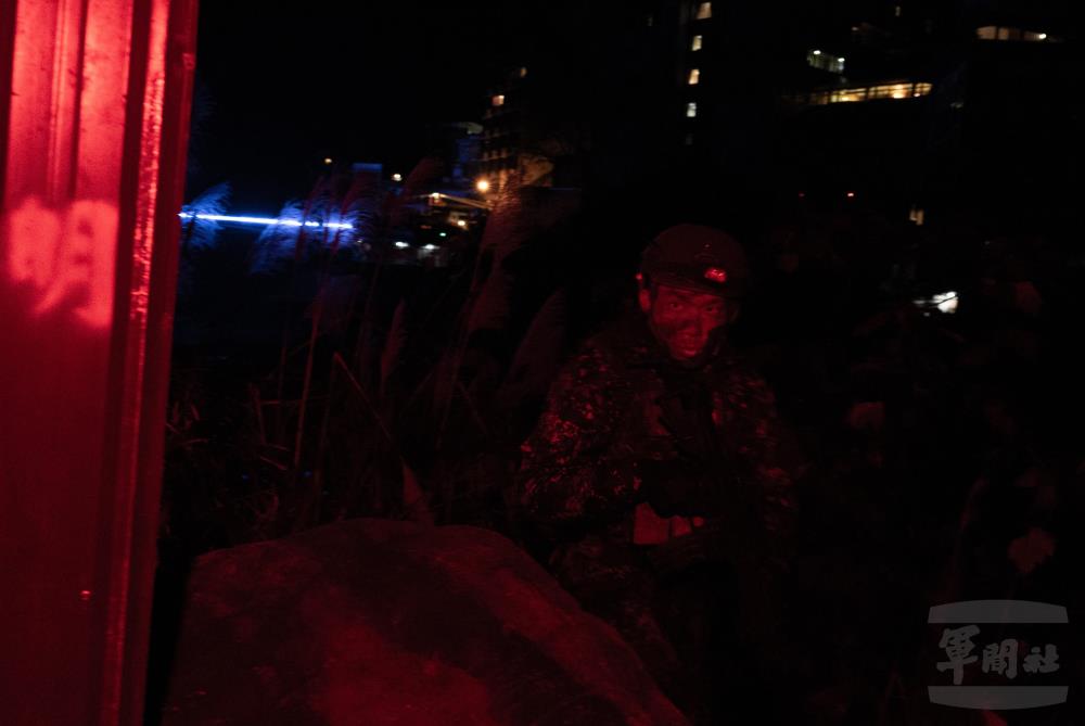 火支組前往警戒並佔領制高點。（軍聞社記者李恬恬攝）