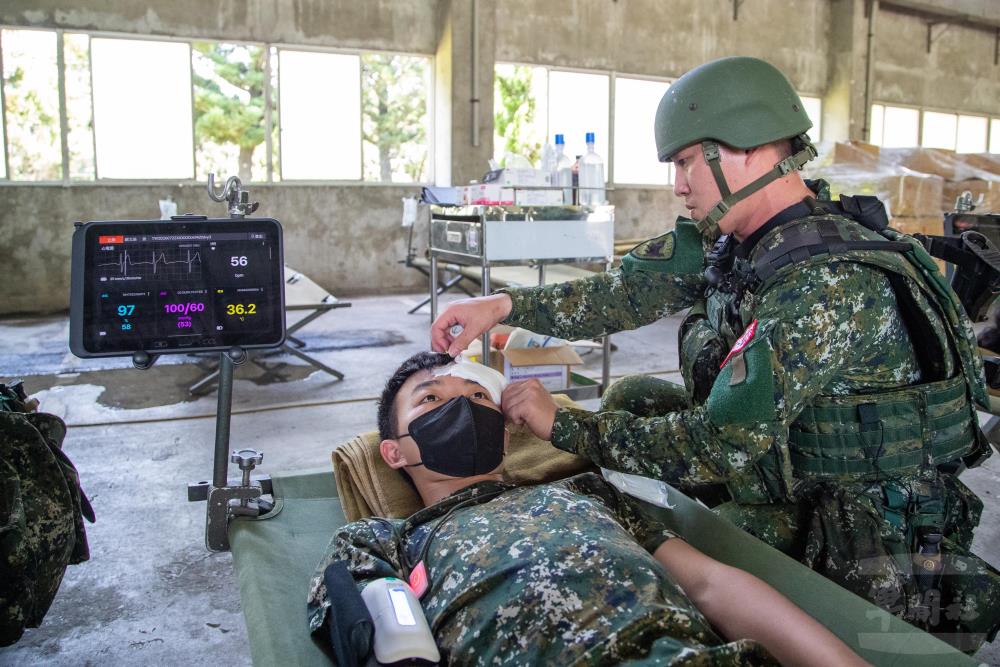 陸軍五支部衛生營於水利署中區水資源分署演練傷患後送管制站作業。（軍聞社記者王進福攝）