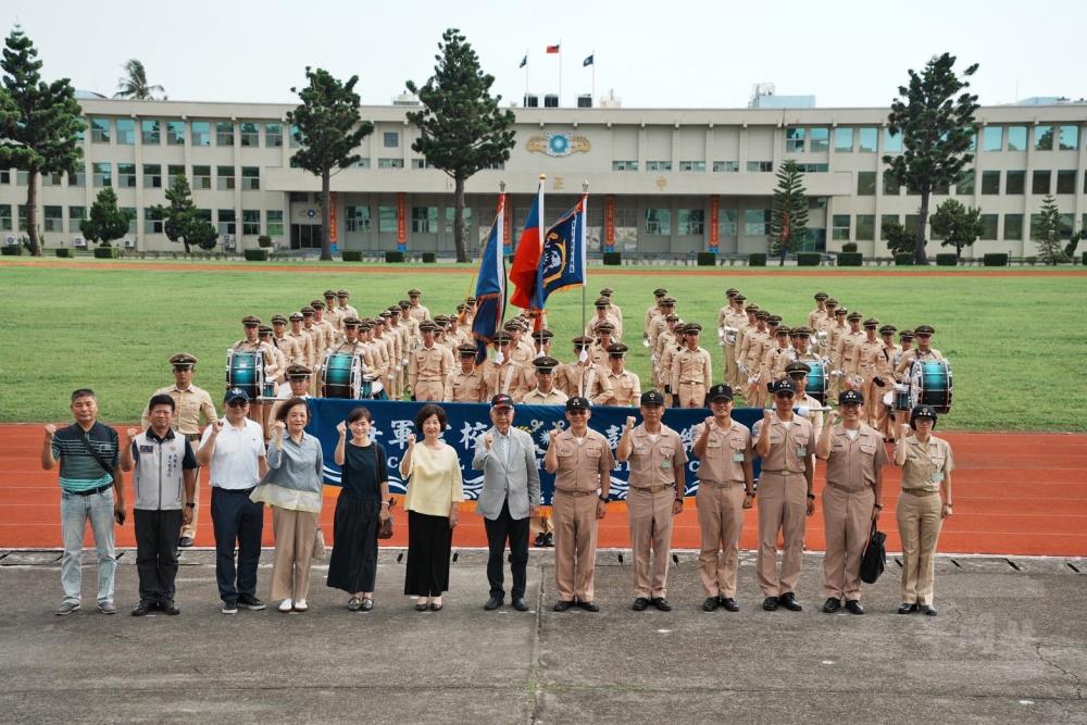 敬軍團與官兵合影。(海軍司令部提供) 敬軍團與官兵合影。(海軍司令部提供)
