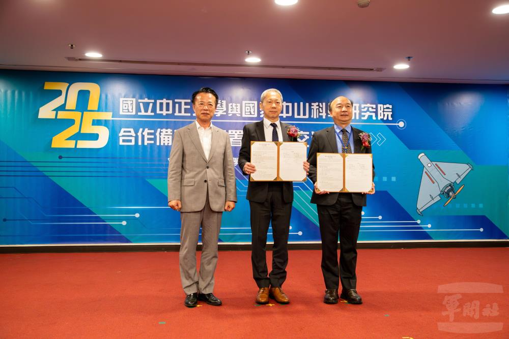 中科院院長李中將和中正大學校長蔡少正簽署合作備忘錄。（軍聞社記者蔡枋澐攝）