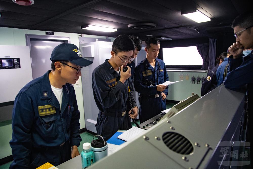 駕駛臺宛如軍艦的大腦，負責統籌各項裝備操控與航向決策。（軍聞社記者王茗生攝）