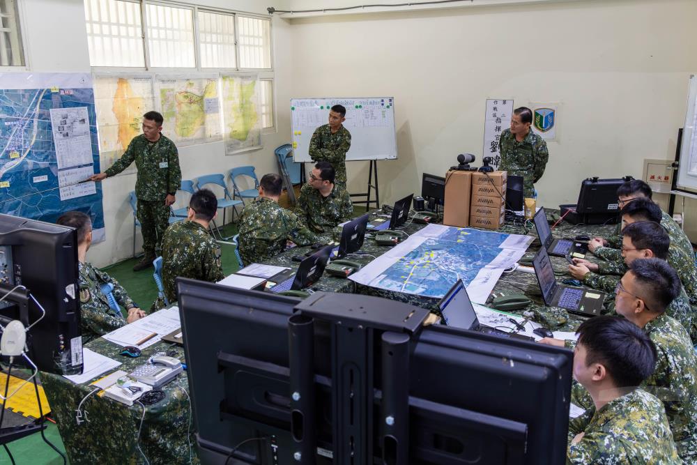 國軍第二作戰區指揮官劉中將，召開災防管制會議。（軍聞社記者蔡枋澐攝）