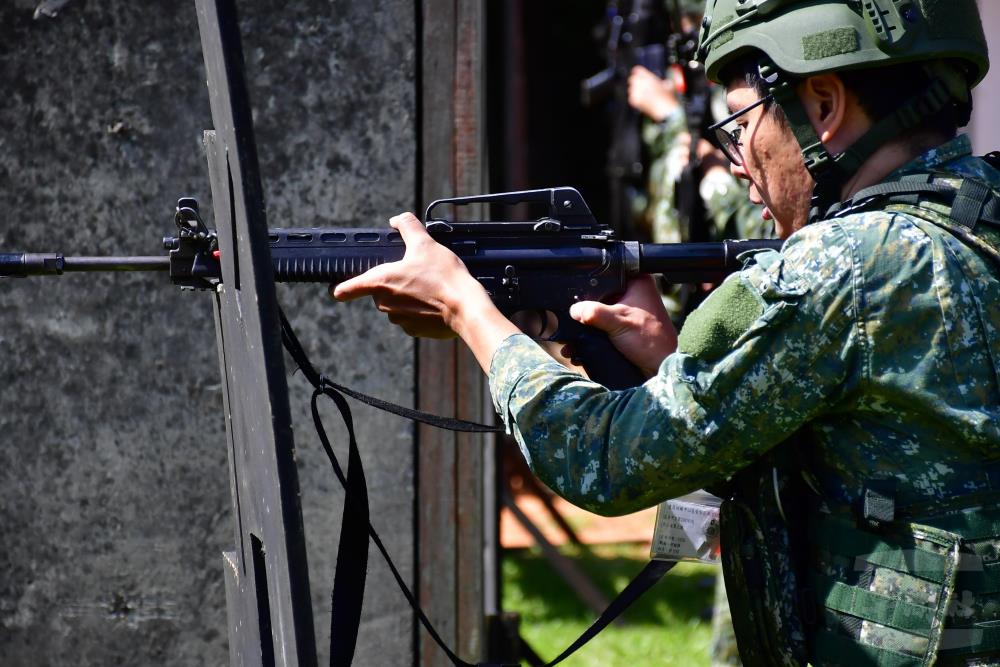進行實彈射擊前，召員需先完成射擊預習。（軍聞社實習記者吳宣諭攝）