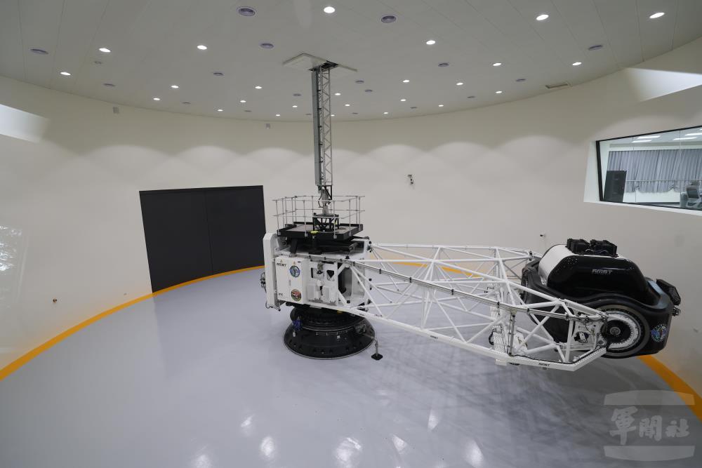 新型人體離心機運轉展示。（軍聞社記者林澤廷攝）