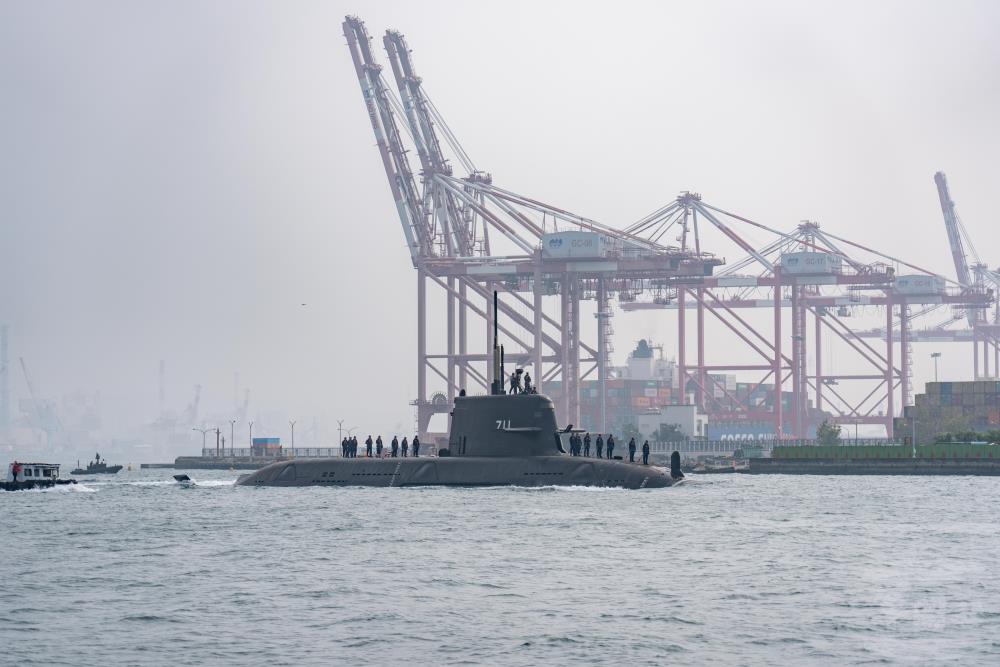 海鯤軍艦駛離台船碼頭。（軍聞社記者林庭暉攝）