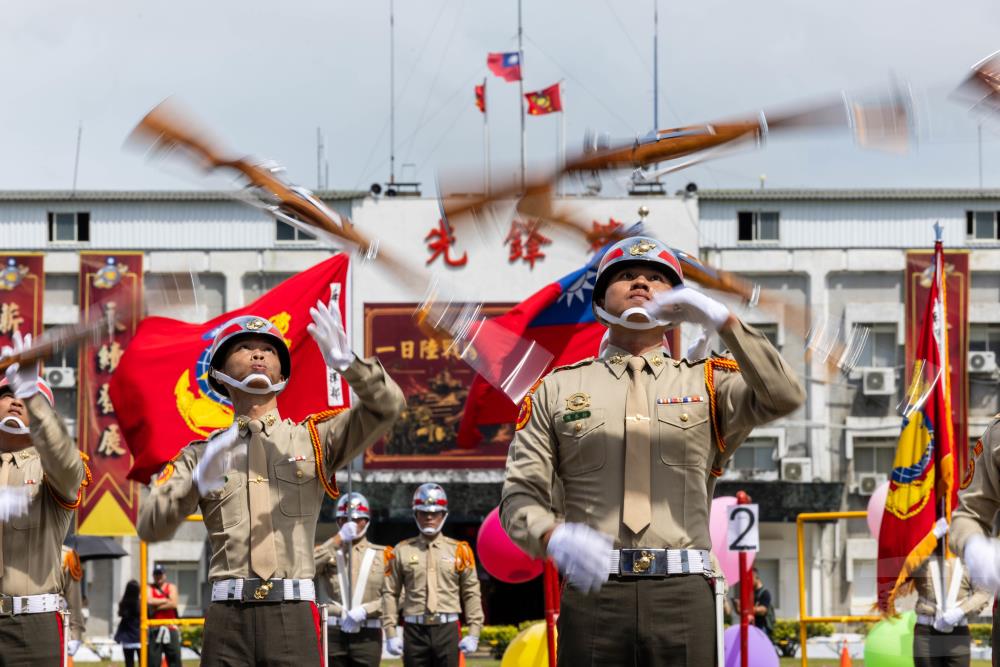 儀隊官兵展現精湛俐落的操槍技巧。（軍聞社記者蔡枋澐攝）