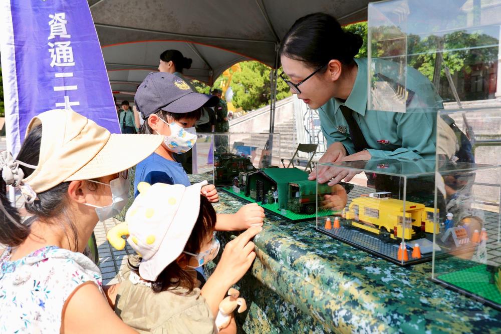 陸軍第十軍團指揮部18日舉辦「全民國防教育走入鄉里」活動，以寓教於樂的方式，讓民眾瞭解國防事務。（陸軍第十軍團提供）