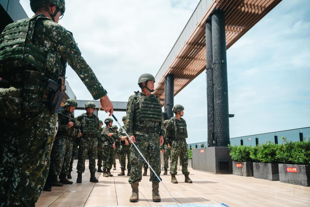 柏副部長視導南部地區反機降作戰。（軍聞社記者林庭暉攝）