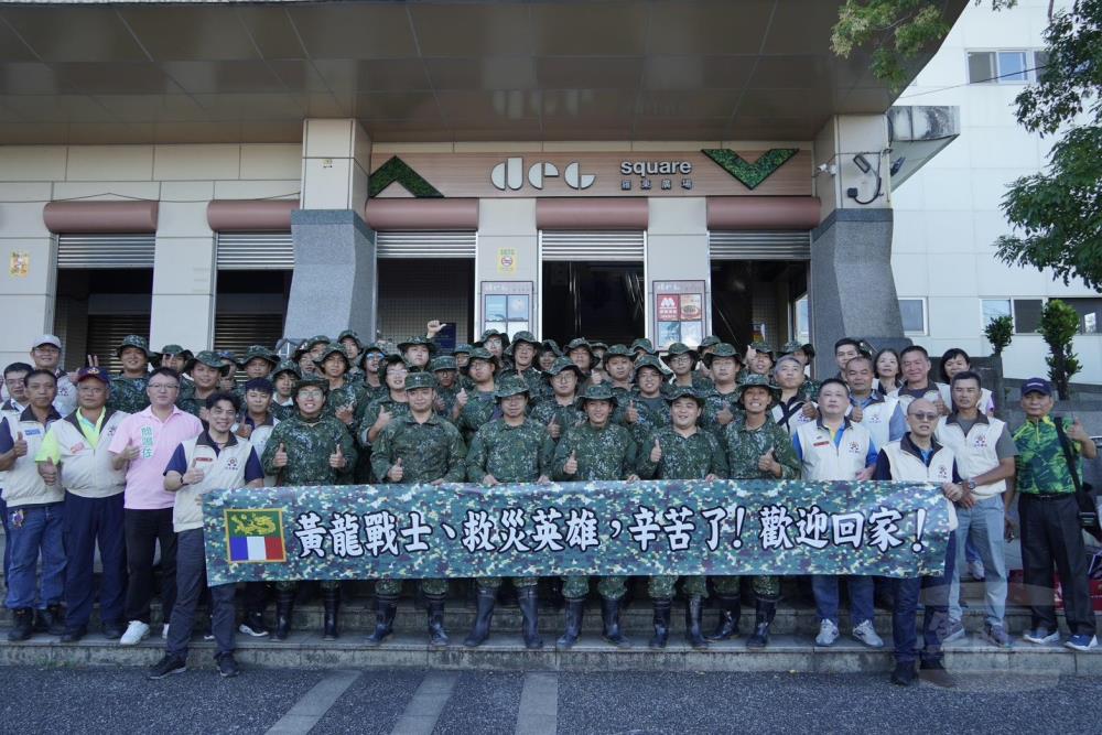 首批救災返部官兵與後備輔導幹部在車站前合影，見證任務完成的光榮時刻。（第六軍團提供）