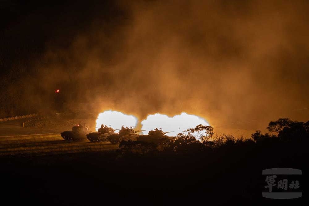 CM11戰車向目標區射擊。（軍聞社記者林澤廷攝）