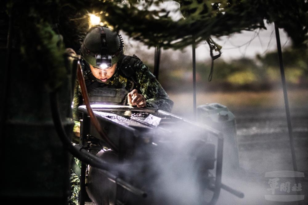 官兵完成整備，待命建立煙幕。（軍聞社記者王茗生攝）