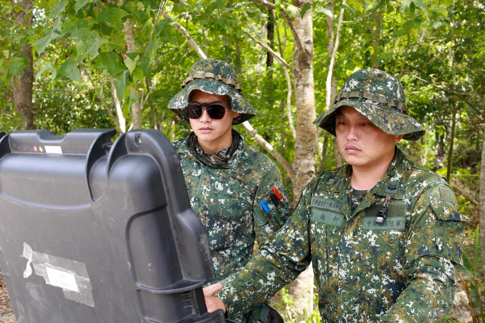 官兵透過無人機回傳影像，持續掌握萬里溪堰塞湖最新狀況。(第二作戰區提供）