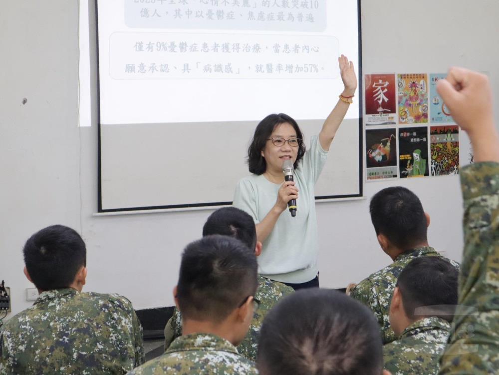劉心理師協助官兵們學習辨識自身及同儕可能的心理困擾。（關指部提供）