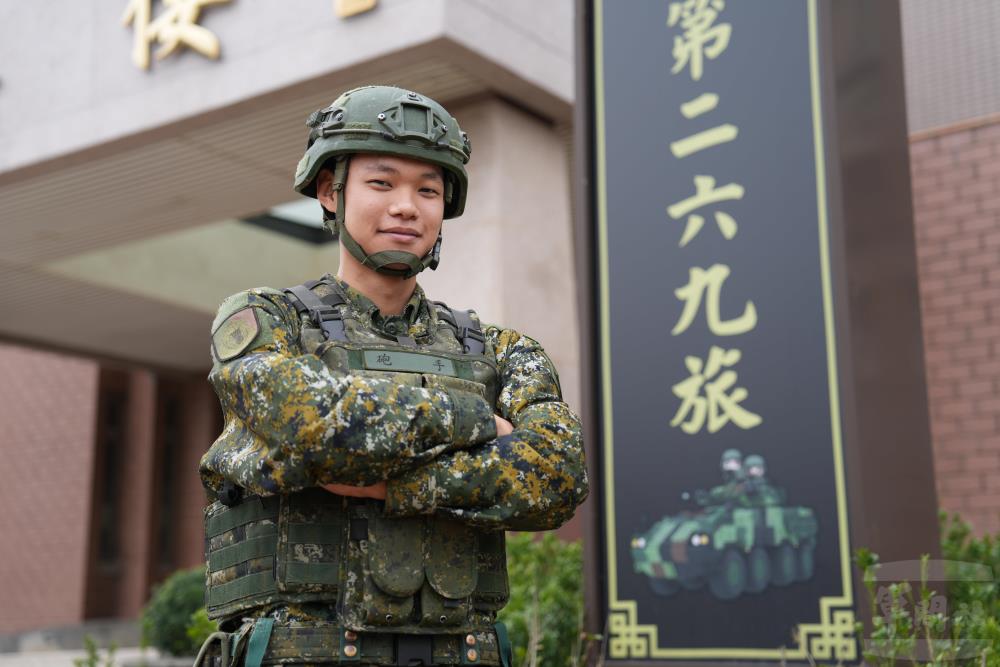 陸軍269旅砲兵營的林奕佑一兵自願分發至主戰部隊，培養刻苦耐勞、不怕苦不怕難的精神。（軍聞社記者吳冠萱攝）