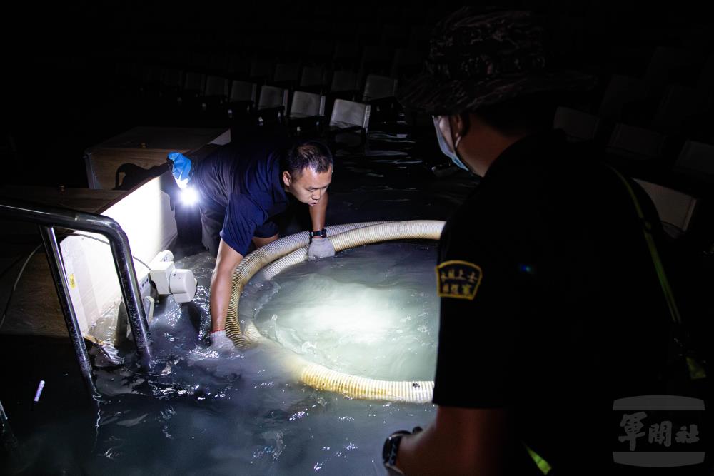 水下作業大隊執行抽水災後復原任務。（軍聞社記者尤昱翔攝）
