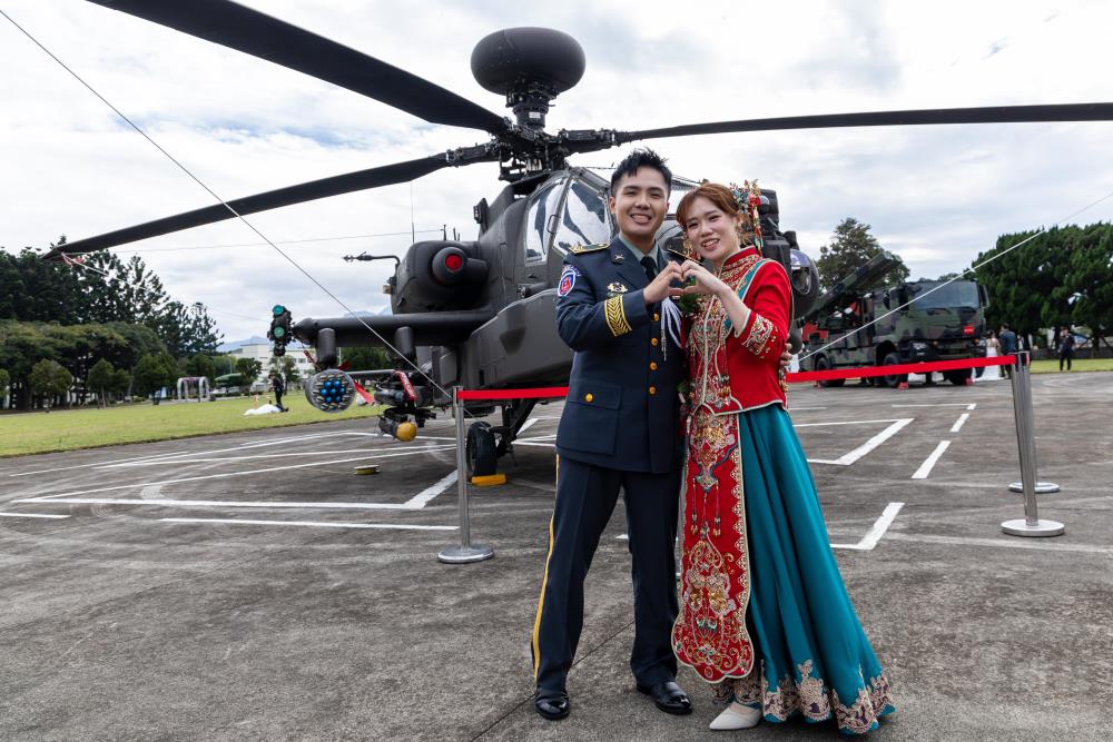 新人與阿帕契直升機合影。（軍聞社記者蔡枋澐攝）