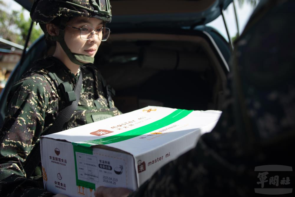 前進支援組實施物資補給。（軍聞社記者薛皓文攝）