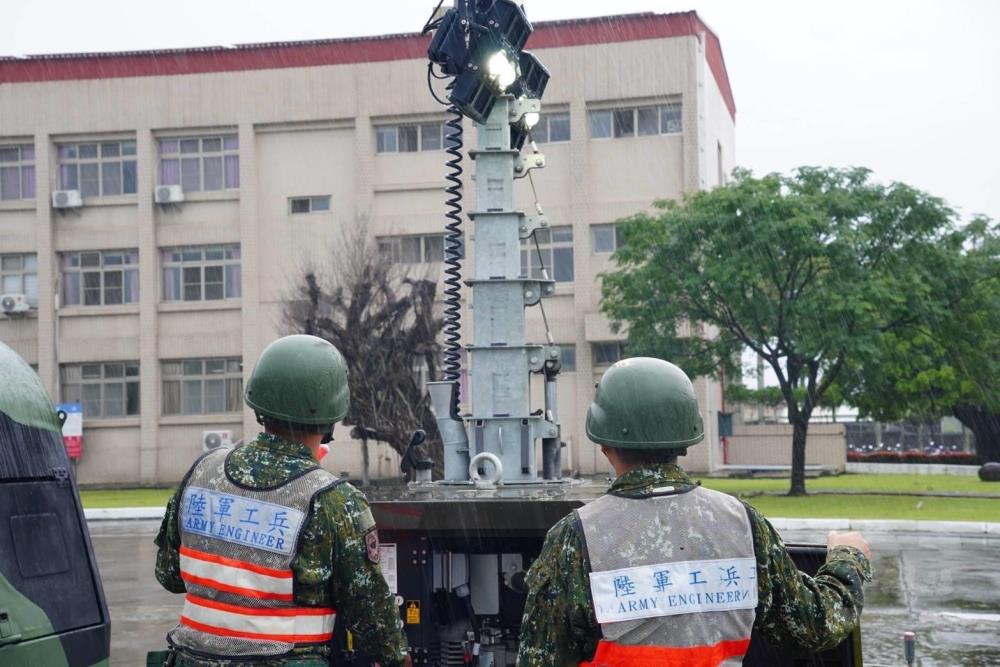 第四作戰區工兵部隊完成照明尾車等機具整備，待命即時投入災防任務。（第四作戰區提供）