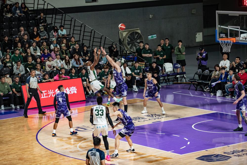 攻城獅球員穿著與陸軍聯名設計之迷彩球衣出賽。（軍聞社記者王茗生攝）