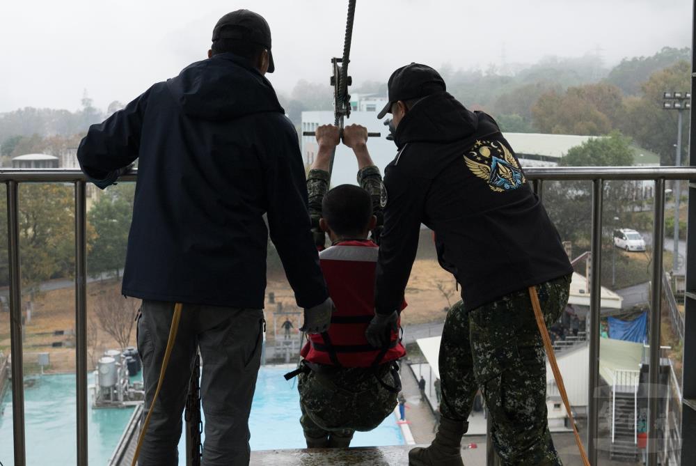 學員自信心塔上一躍而下。（軍聞社記者李恬恬攝）