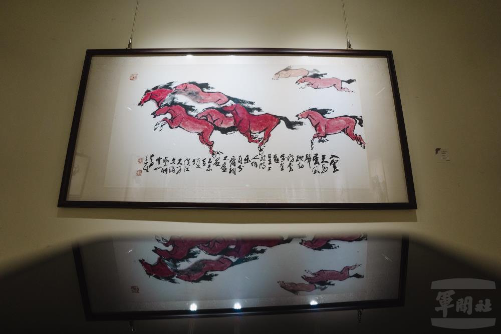 《入雲天馬展風聲》橫幅水墨畫。（軍聞社記者呂尚俞攝）