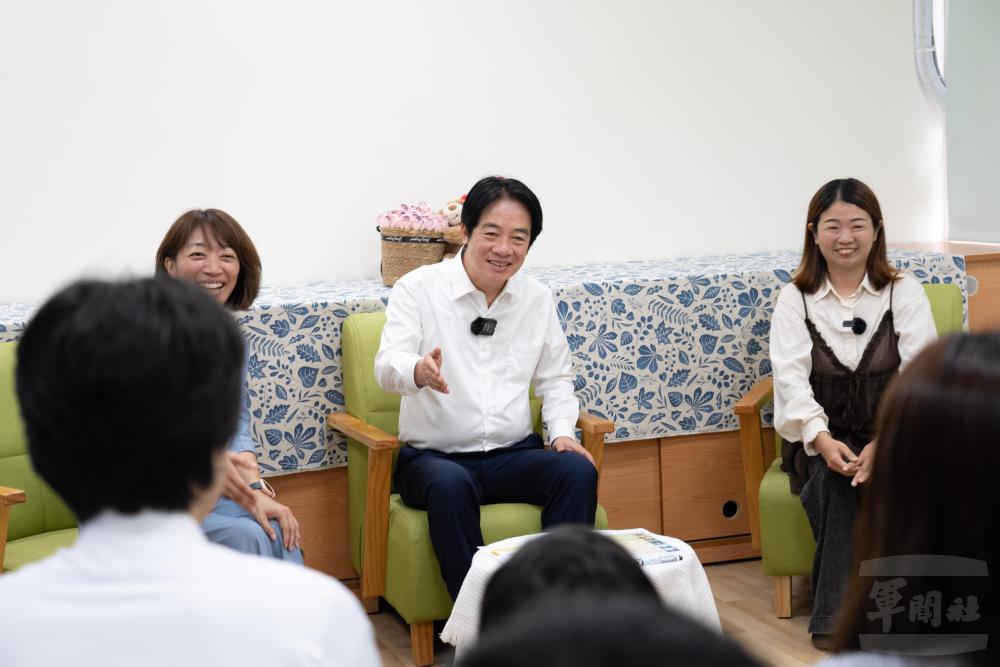 賴總統親切與家長交流經驗與想法。（軍聞社記者林庭暉攝）