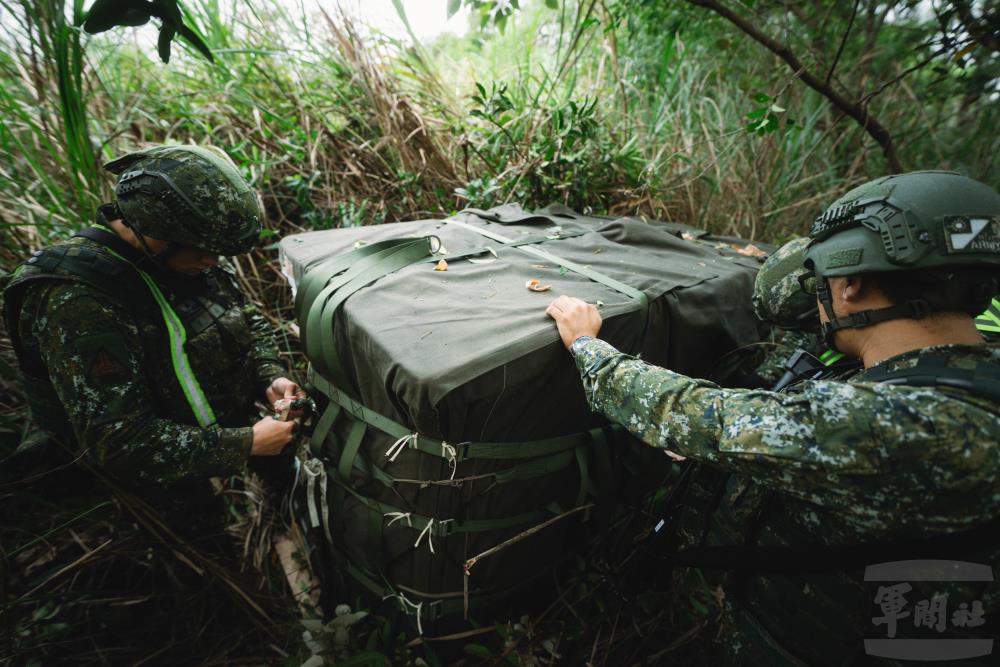 收集組於物資落地後，進行拆傘、回收與裝載作業。（軍聞社記者文仁攝）
