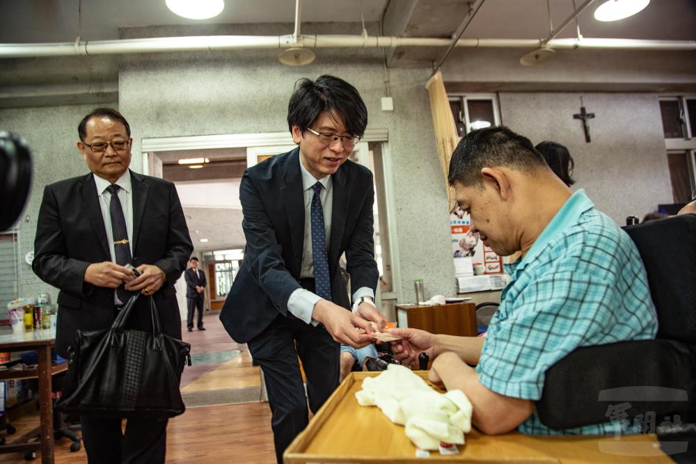 會統企業副董事長李啟銘致贈院生超商商品卡。（軍聞社記者王茗生攝）