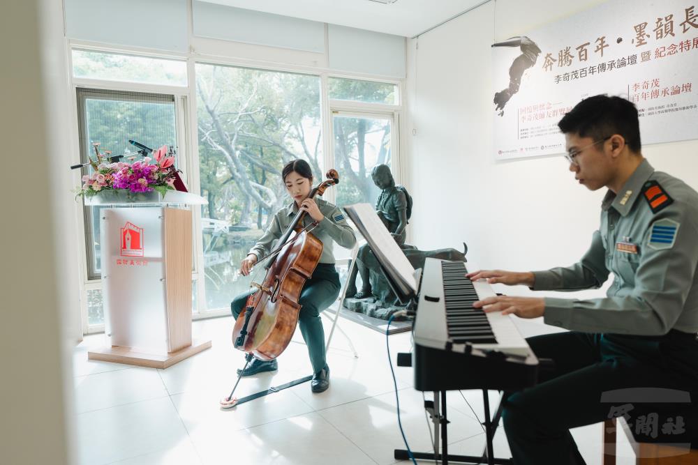 二重奏《賽馬》作為開場表演，呼應水墨畫奔騰意象。（軍聞社記者呂尚俞攝）