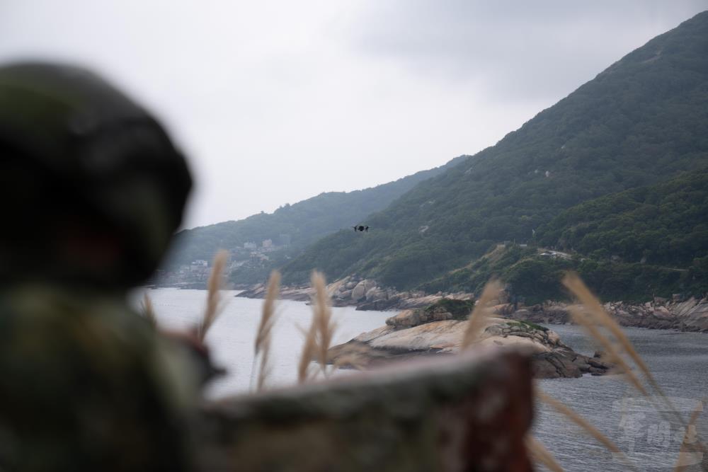 監偵型無人機對戰場偵搜，掌握目標位置。（軍聞社記者文仁攝）