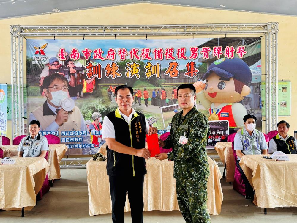 民政局吳副局長致贈137旅慰問金。(臺南市軍人服務站提供) 民政局吳副局長致贈137旅慰問金。(臺南市軍人服務站提供)