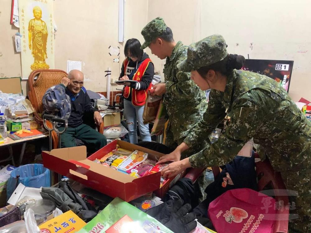 砲訓部愛心社官兵日前關懷慰問地方獨居長輩。（砲訓部提供）