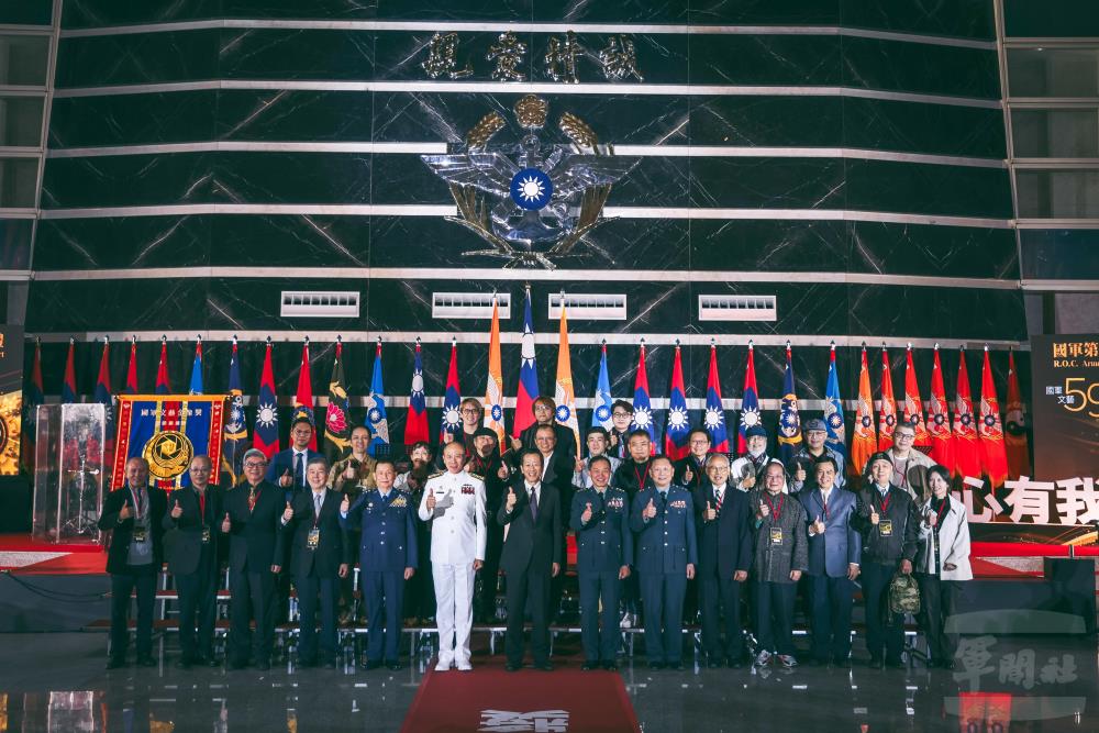 顧部長與國軍第59屆文藝金像獎評審團合影。（青年日報社提供）