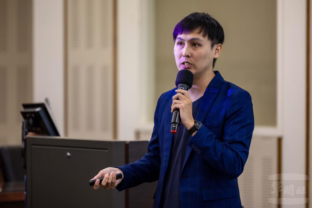 陽明交通大學環衛所博士陳柏睿說明「AI驅動的智慧醫療：從環境健康到臨床決策」。（軍聞社記者蔡枋澐攝）
