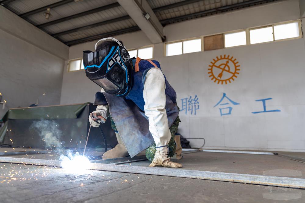 澎湖聯保靶船製作小組實施框架焊接。（軍聞社記者蔡枋澐）