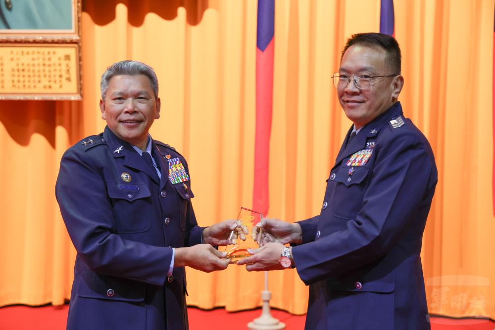 顏副司令頒獎表揚傑出校友。（軍聞社記者林澤廷攝）