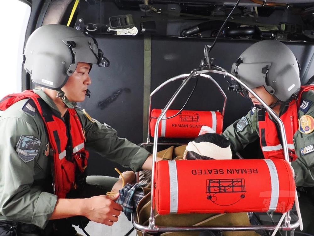 空軍展現緊急醫療後送之應處能力及人道救援精神。（空軍司令部提供）
