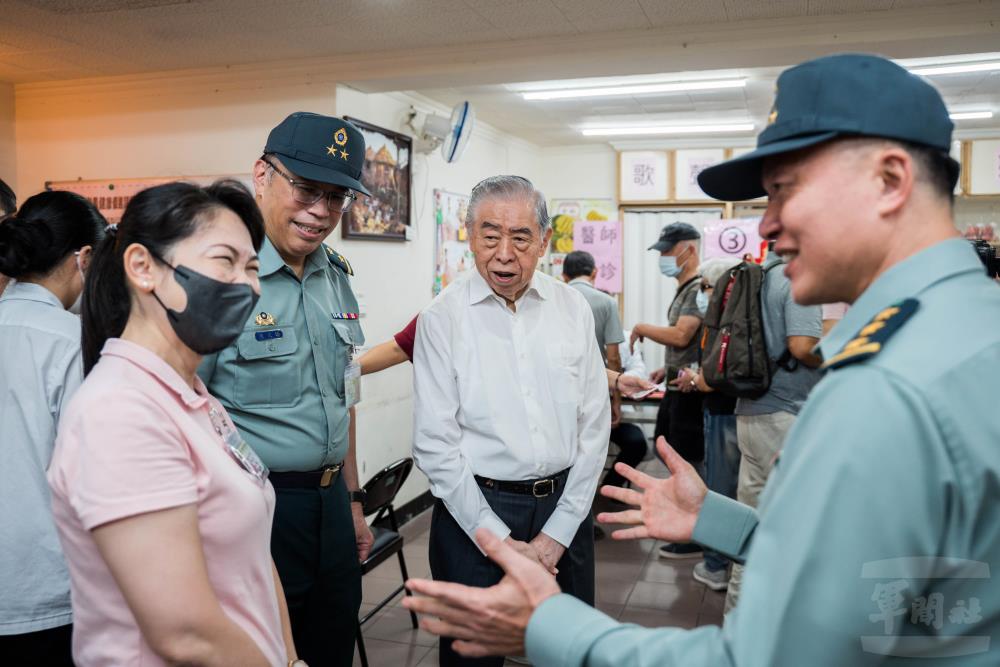 李榮譽理事長關心現場醫護人員服務情況。（軍聞社記者李恬恬攝）