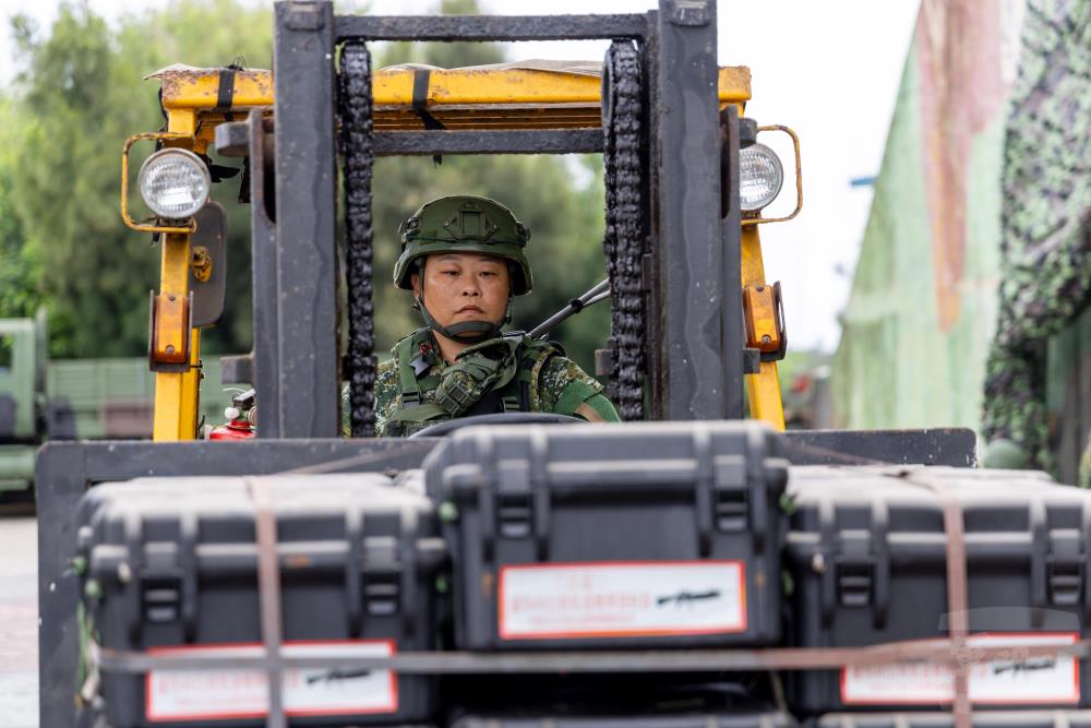 彈藥運補至裝騎營補給點。（軍聞社記者蔡枋澐攝）