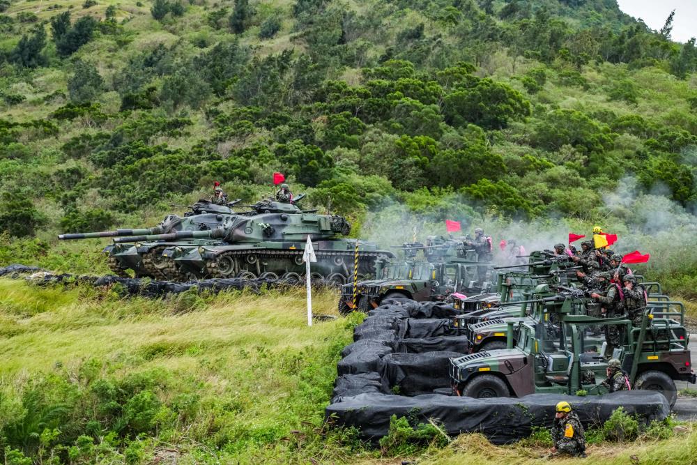 M60A3戰車、20機砲與40榴彈槍悍馬車向目標區齊射。（軍聞社記者林庭暉攝）