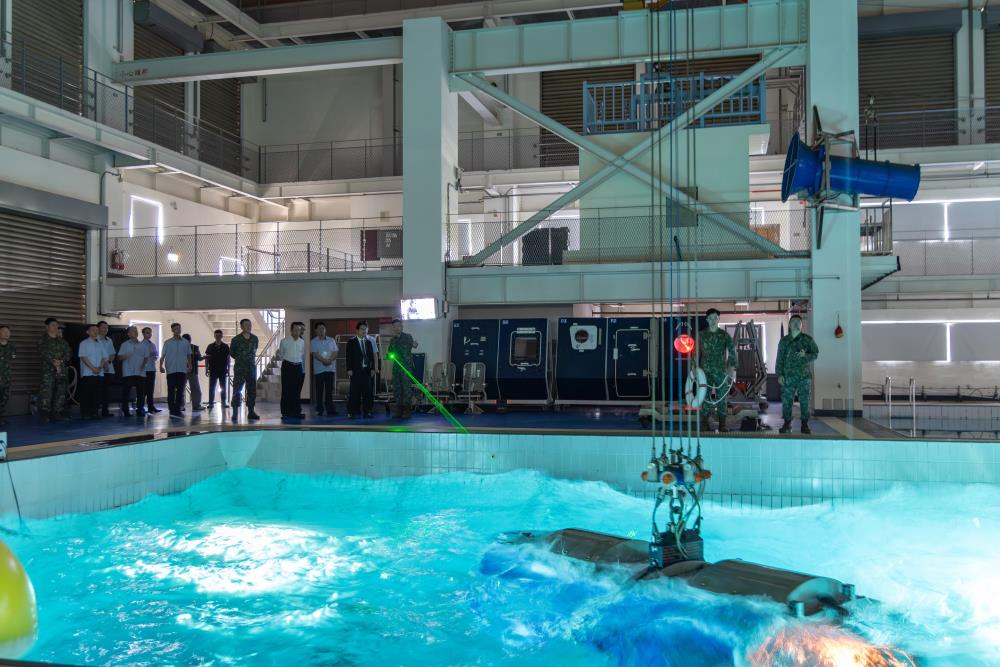 賴總統視導水下棄艙逃生等演練。（軍聞社攝記者吳柏融攝）