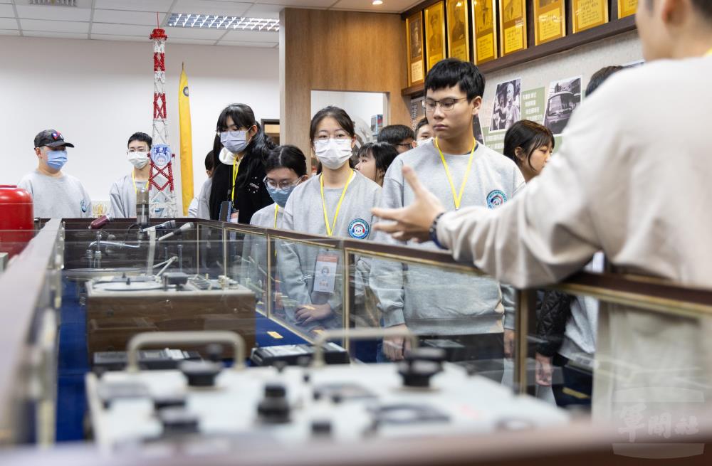 活動安排隊史館參觀。（軍聞社記者吳柏融攝）