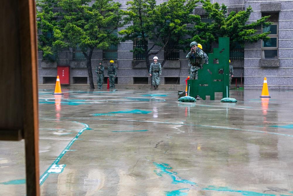 第三作戰區辦理教育召集示範，圖為射擊訓練流程演練。（軍聞社記者侯凱議攝）